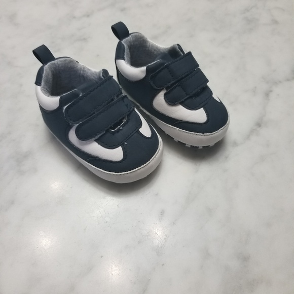 Infant Jacket and newborn shoes - Picture 2 of 2